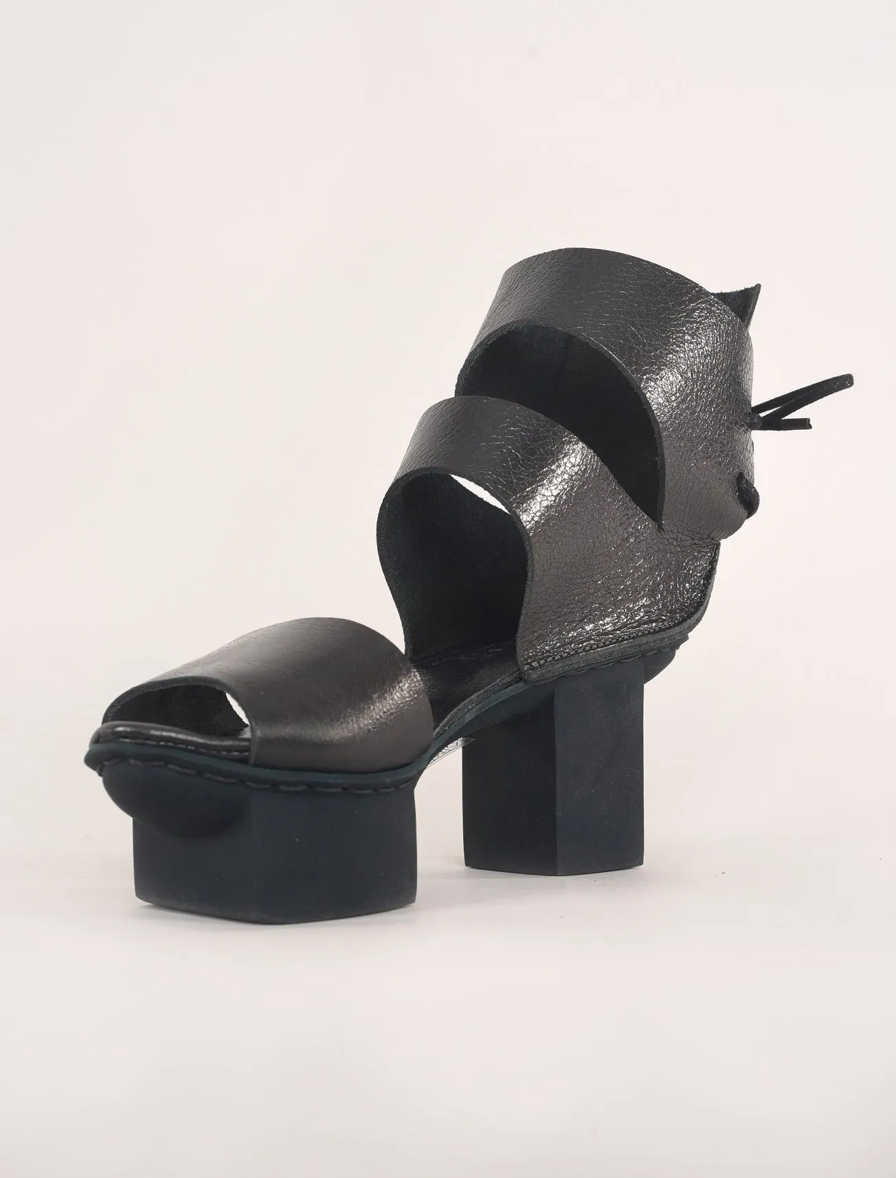 Fancy Happy Heel, Iron Lam
