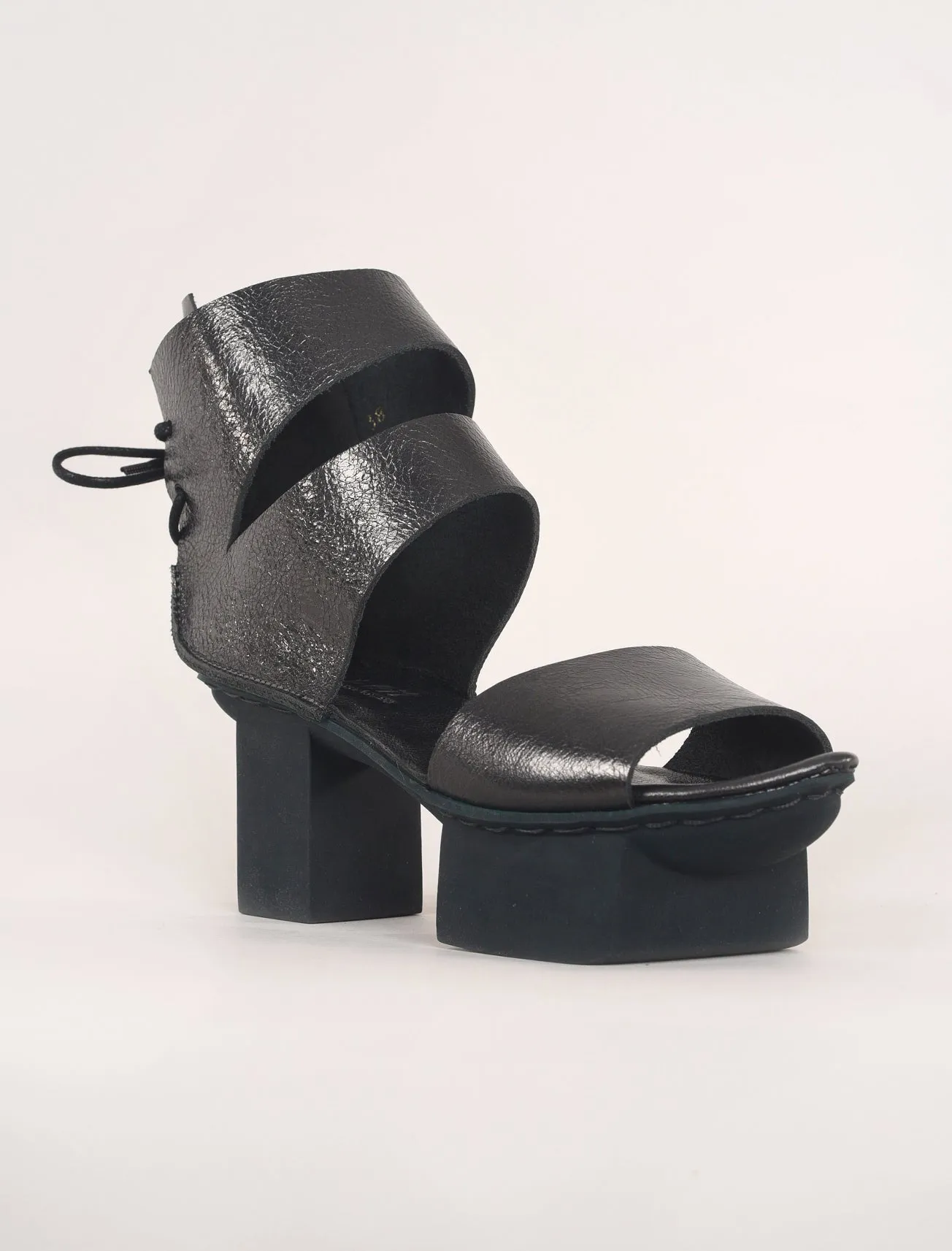 Fancy Happy Heel, Iron Lam